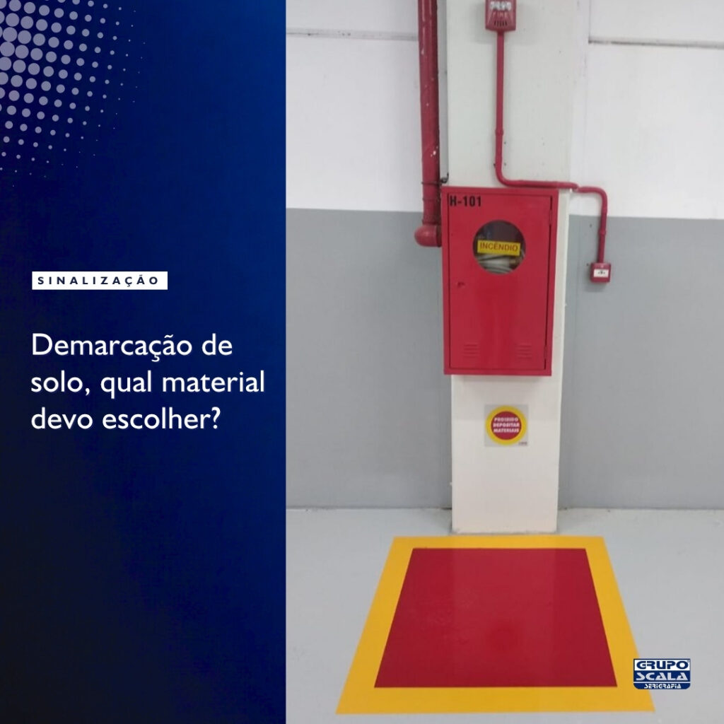 Comparativo entre tapete e adesivo aplicados no piso para demarcação de solo conforme ABNT NBR 16820, em ambiente industrial