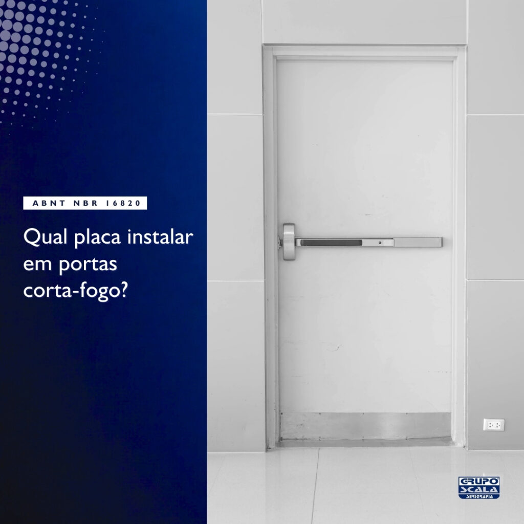 Imagem de uma porta corta-fogo com placa fotoluminescente indicando 