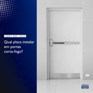 Imagem de uma porta corta-fogo com placa fotoluminescente indicando 