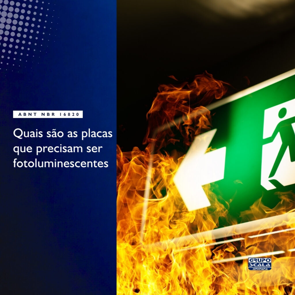 Imagem ilustrativa de placas fotoluminescentes de saída de emergência e rota de fuga, conforme a ABNT NBR 16820, aplicadas em parede de corredor industrial.