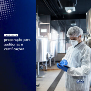 Técnico inspecionando sinalização de segurança em uma indústria com placas fotoluminescentes padronizadas.