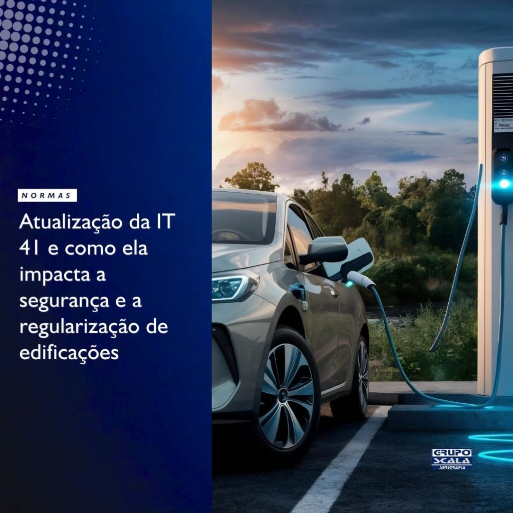 Uma indústria moderna ao fundo com placas de rota de fuga visíveis e bem posicionadas, acompanhada de um técnico com prancheta fazendo inspeção na sinalização.