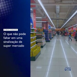 Placas suspensas em medidas especiais identificando os corredores de um supermercado de grande porte.