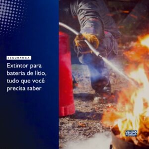 Extintor específico para incêndios envolvendo baterias de lítio instalado dentro de uma loja de veiculos elétricos